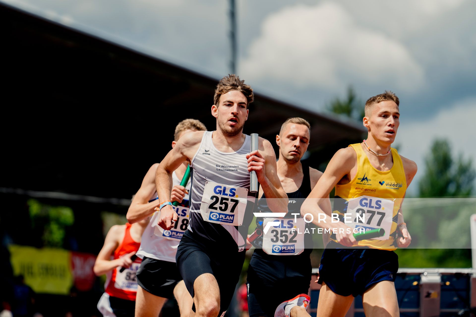 Jens Mergenthaler (StG Heilbronn-Weinstadt-Winnen), Hannes Braunstein (SC DHfK Leipzig e.V.), Marc Tortell (Athletics Team Karben) am 29.05.2022 waehrend der Deutschen Meisterschaften Langstaffel im Otto-Schott-Sportzentrum in Mainz